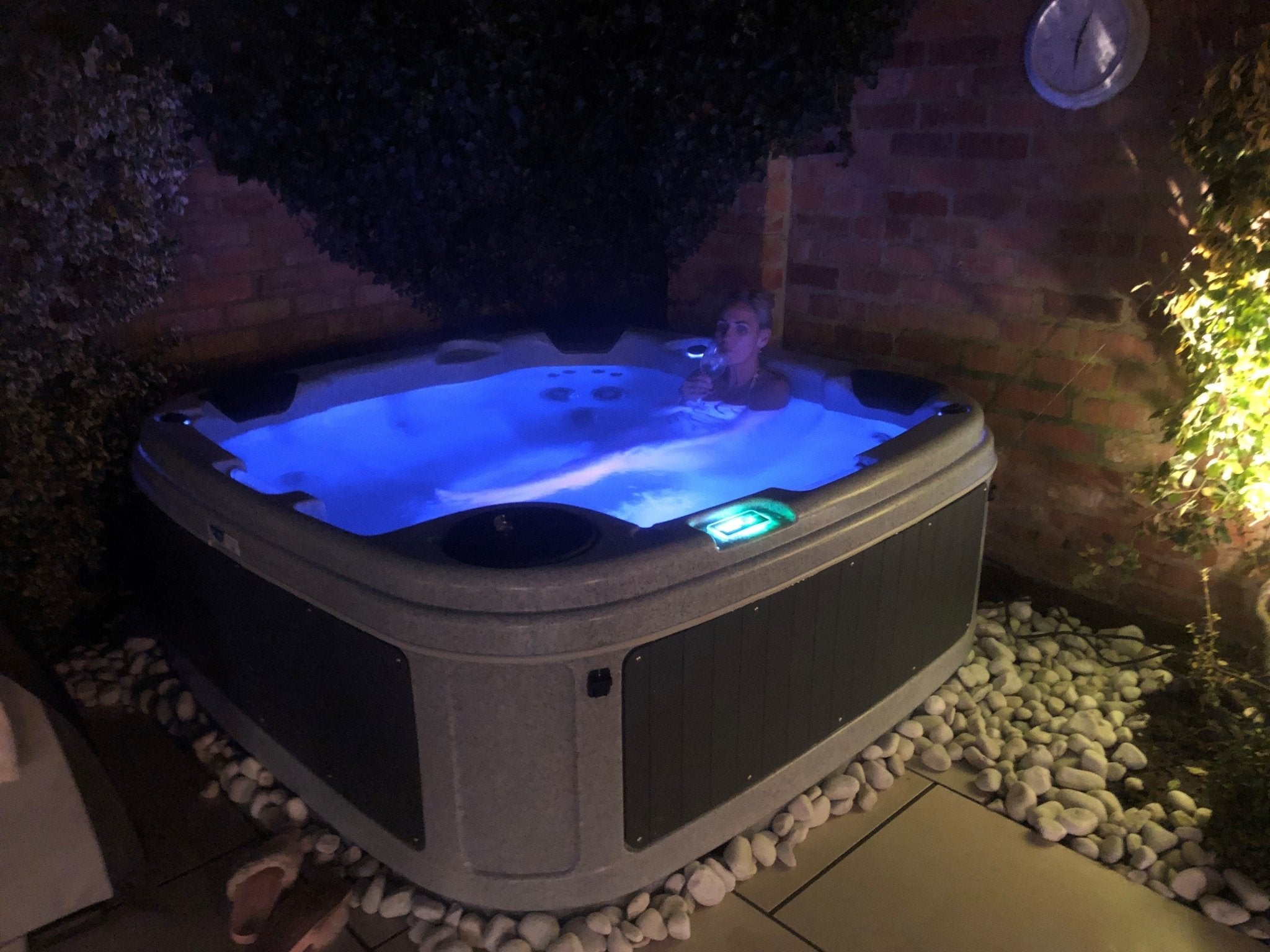 Roto Spa DuraSpa S380:View in AR! Discover Luxury, Your Ultimate 6 Person Hot Tub Haven - Heatinova